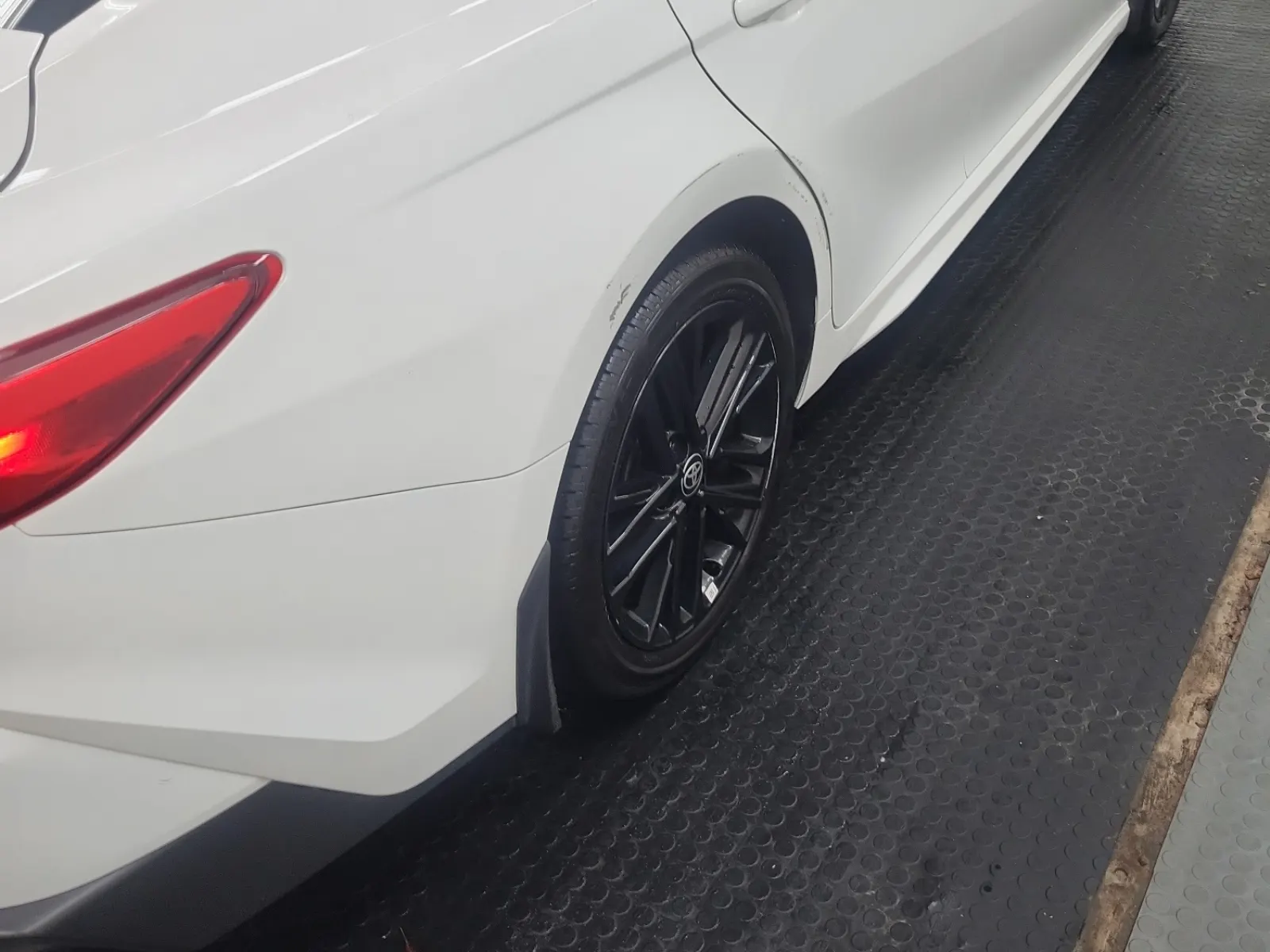 Right Rear Wheel/Tire Photo