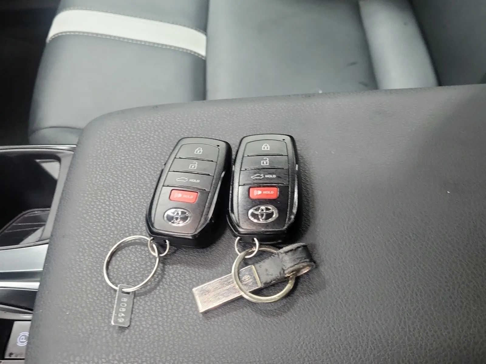 Keys/Fobs/Manual Photo