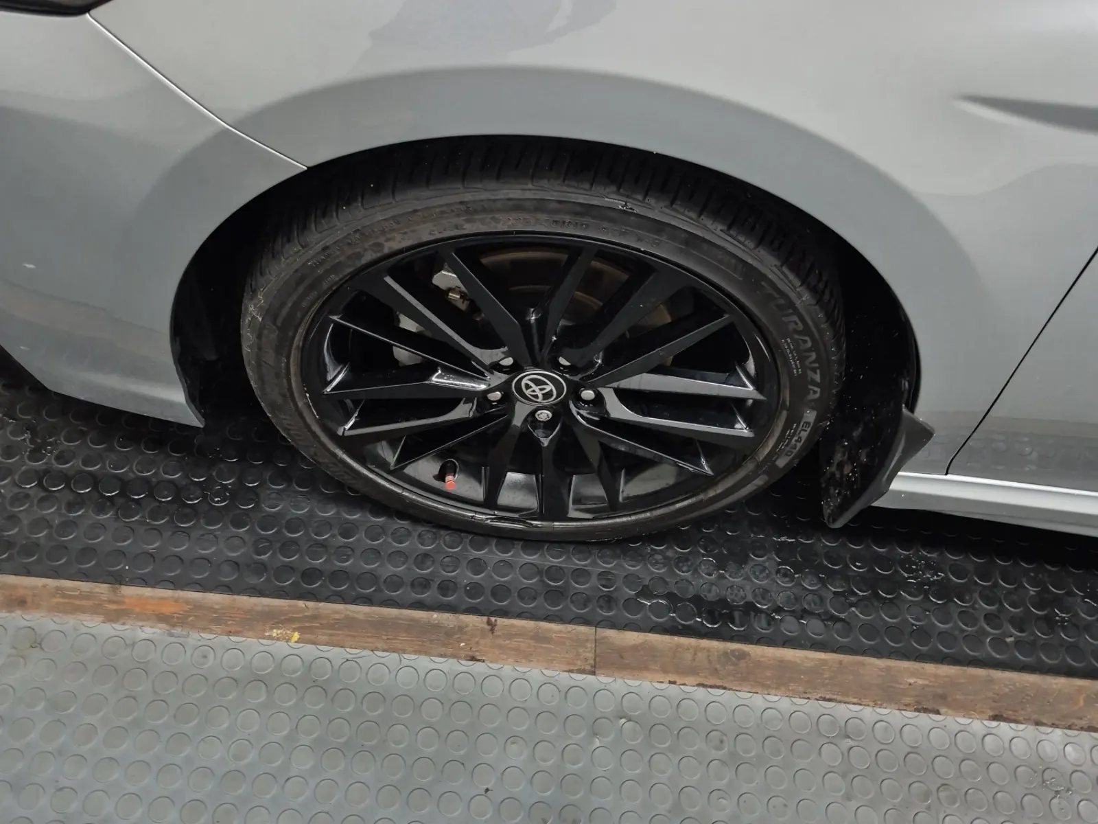 Front driver wheel/tire photo