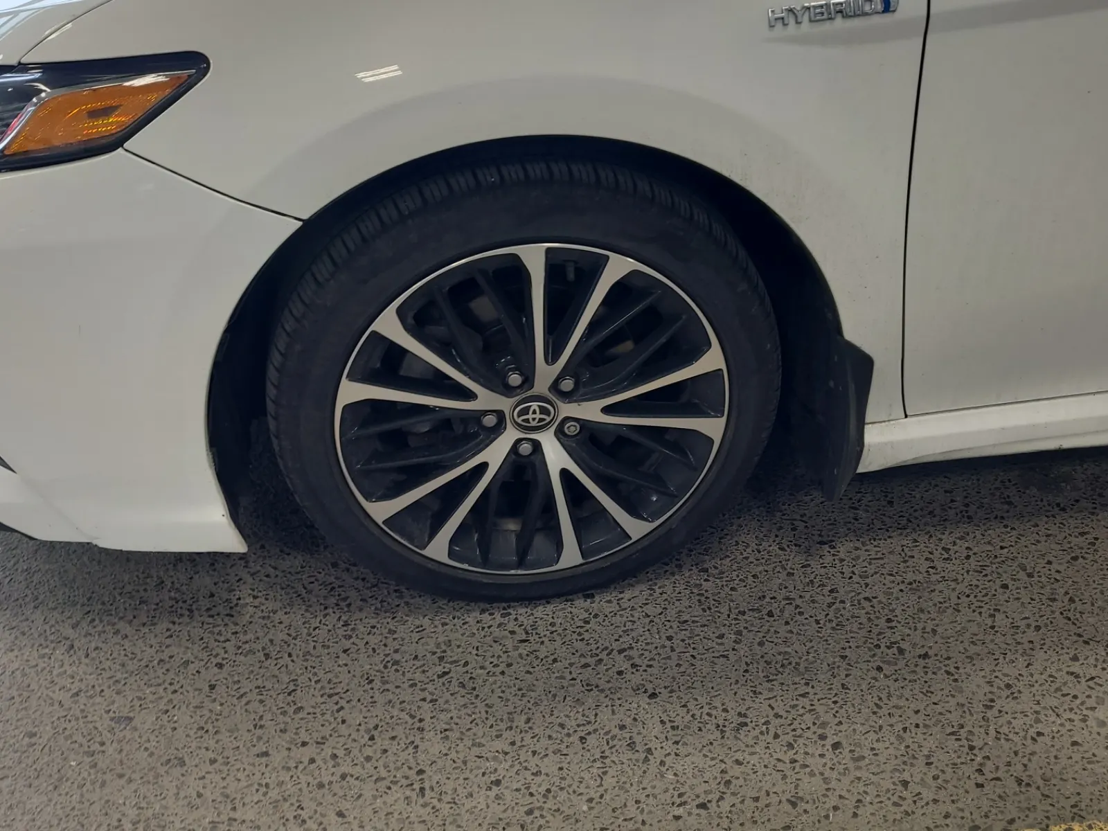 Front driver wheel/tire photo