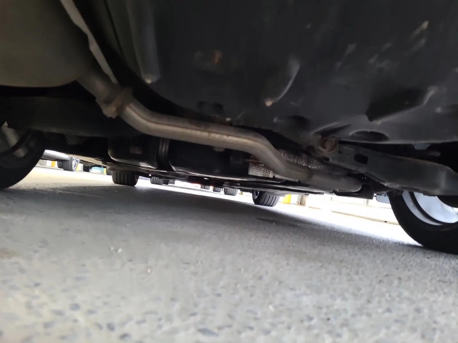 Undercarriage - Rear Photo