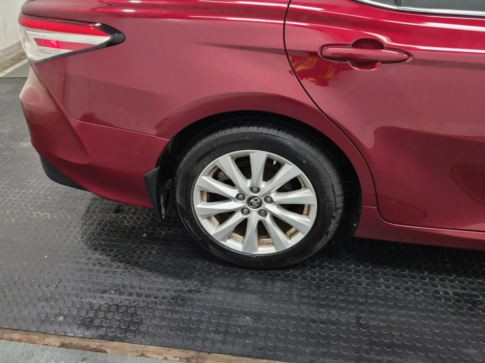 Right Rear Wheel/Tire Photo