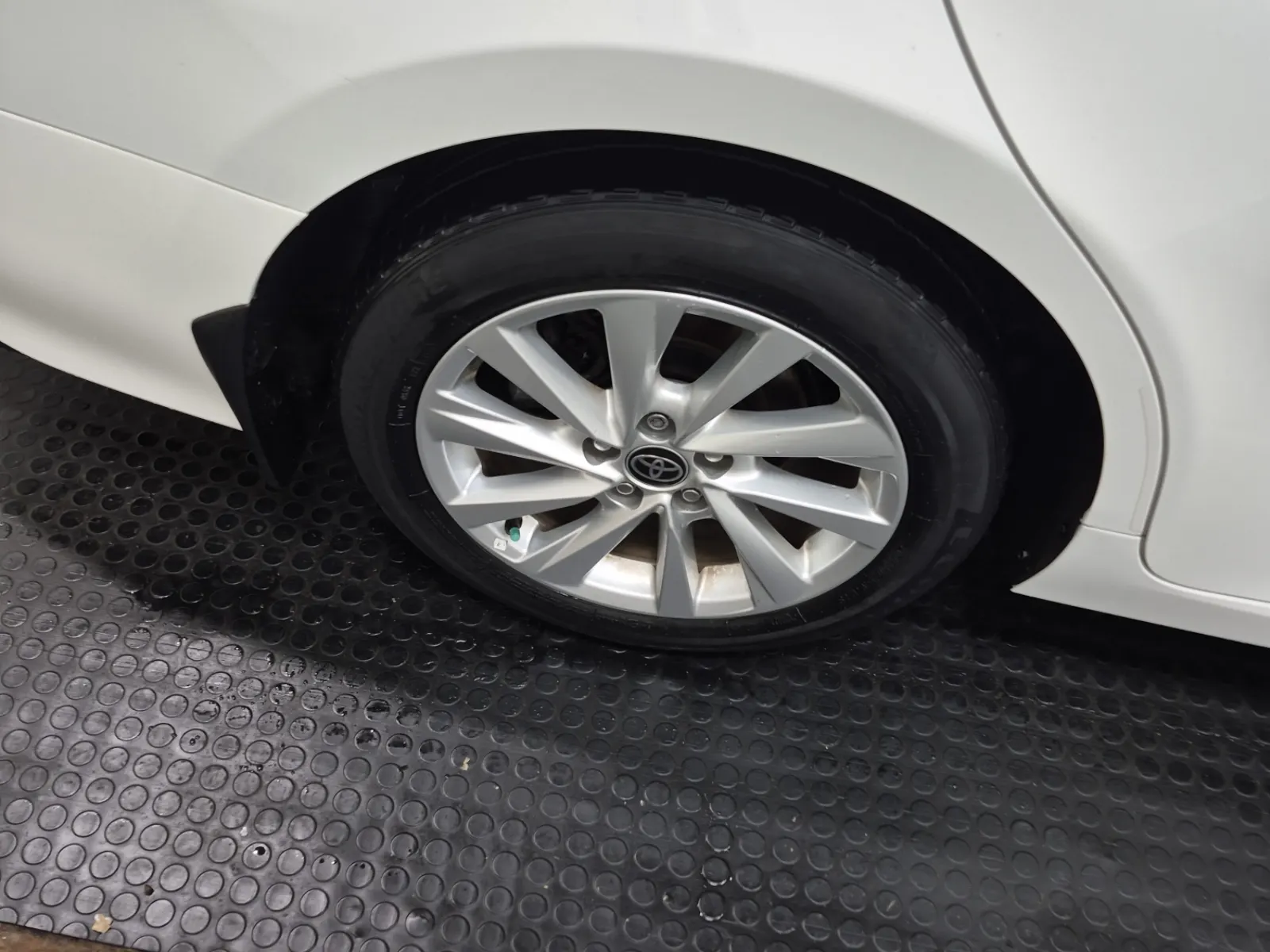 Right Rear Wheel/Tire Photo