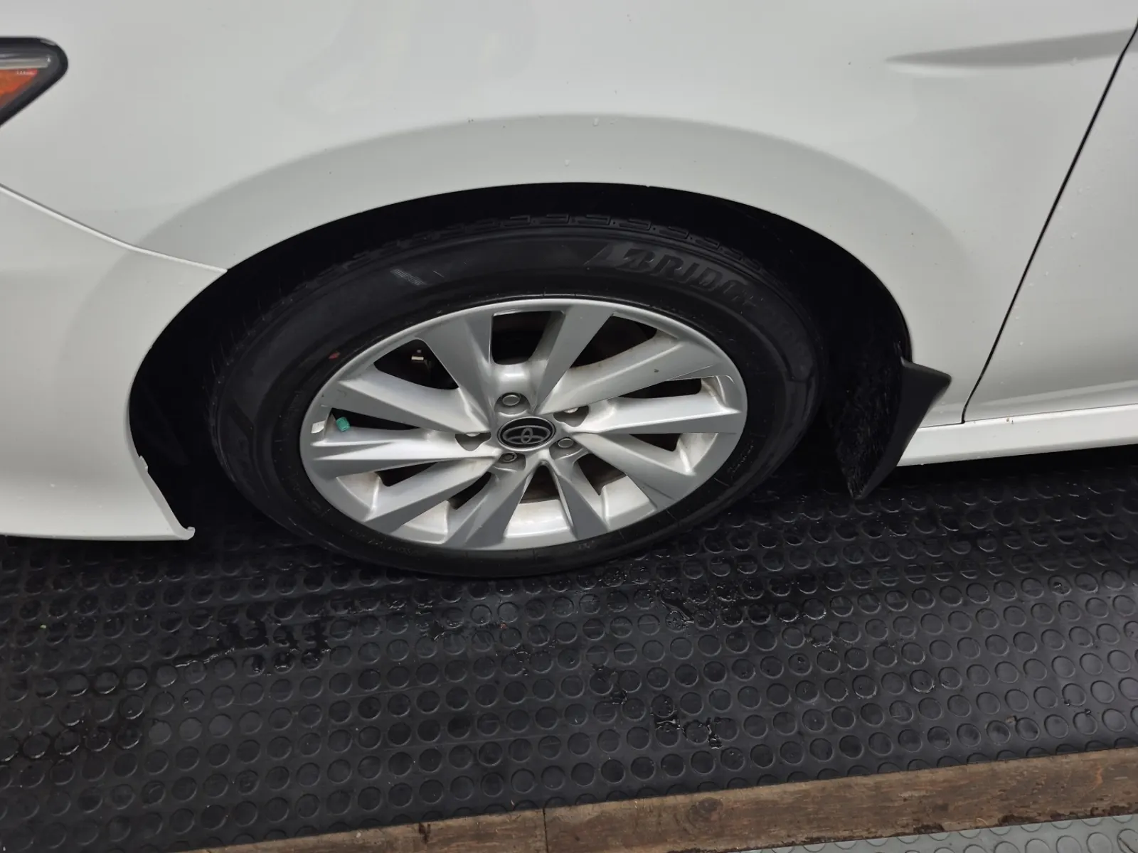 Front driver wheel/tire photo