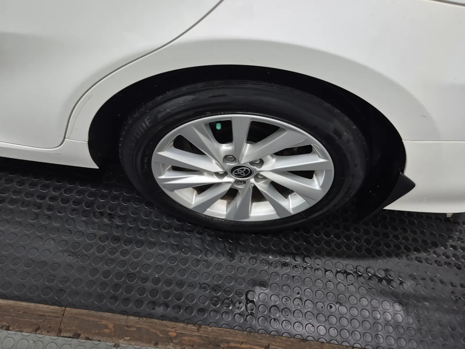 Left Rear Wheel/Tire Photo