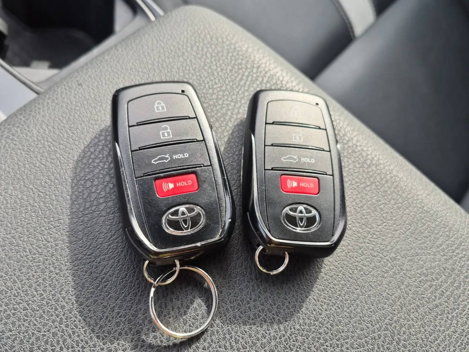 Keys/Fobs/Manual Photo