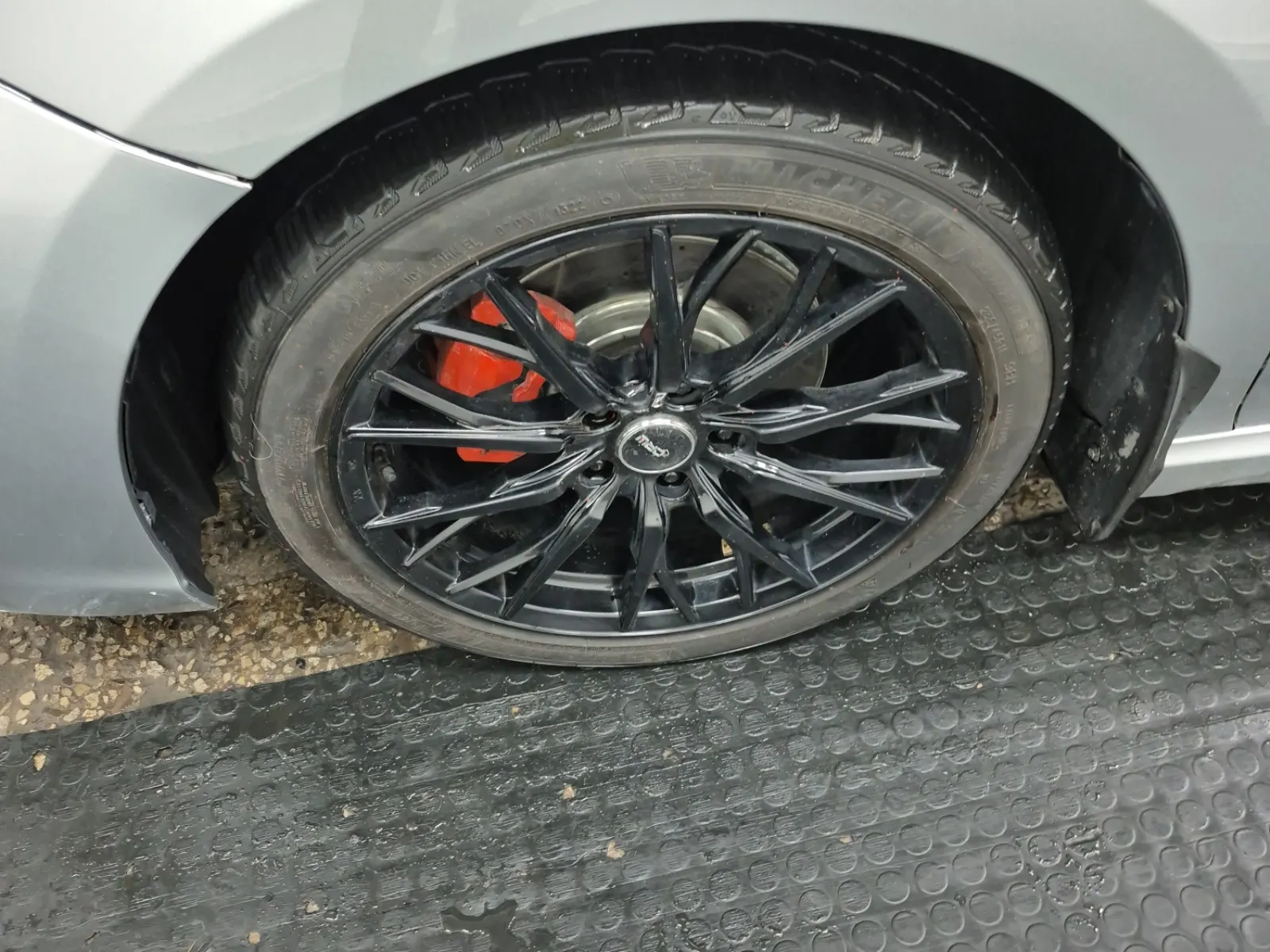 Front driver wheel/tire photo
