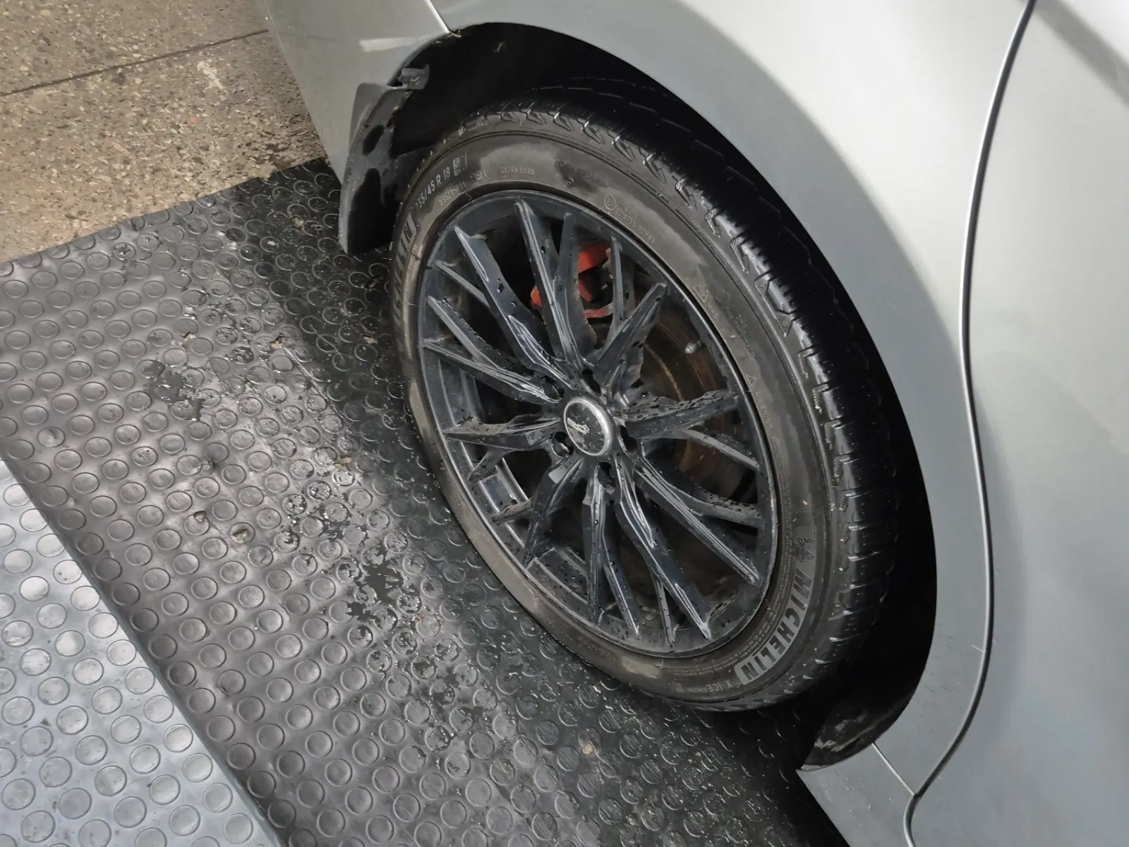 Right Rear Wheel/Tire Photo