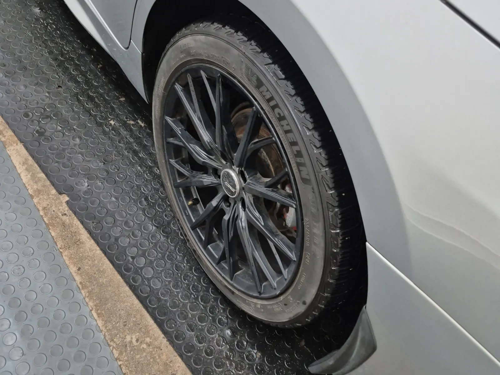 Left Rear Wheel/Tire Photo