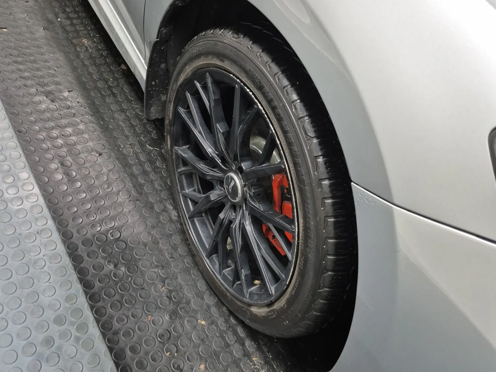 Right Front Wheel/Tire Photo