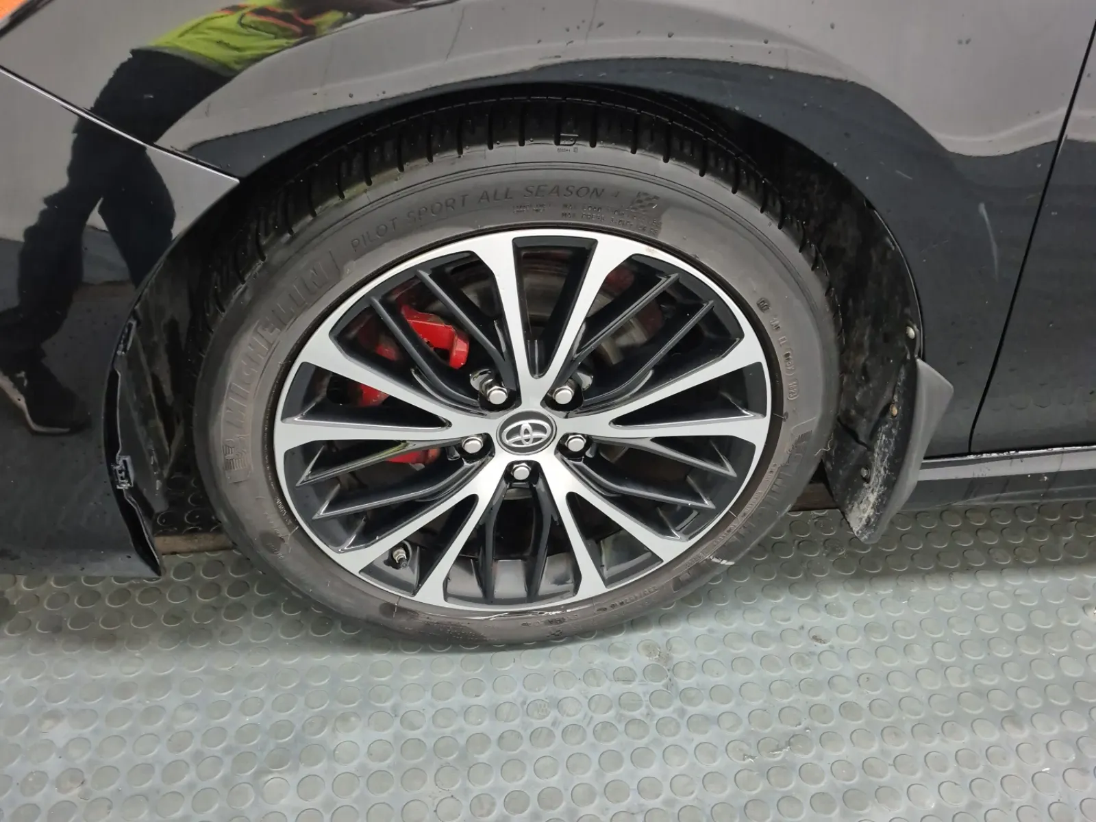 Front driver wheel/tire photo
