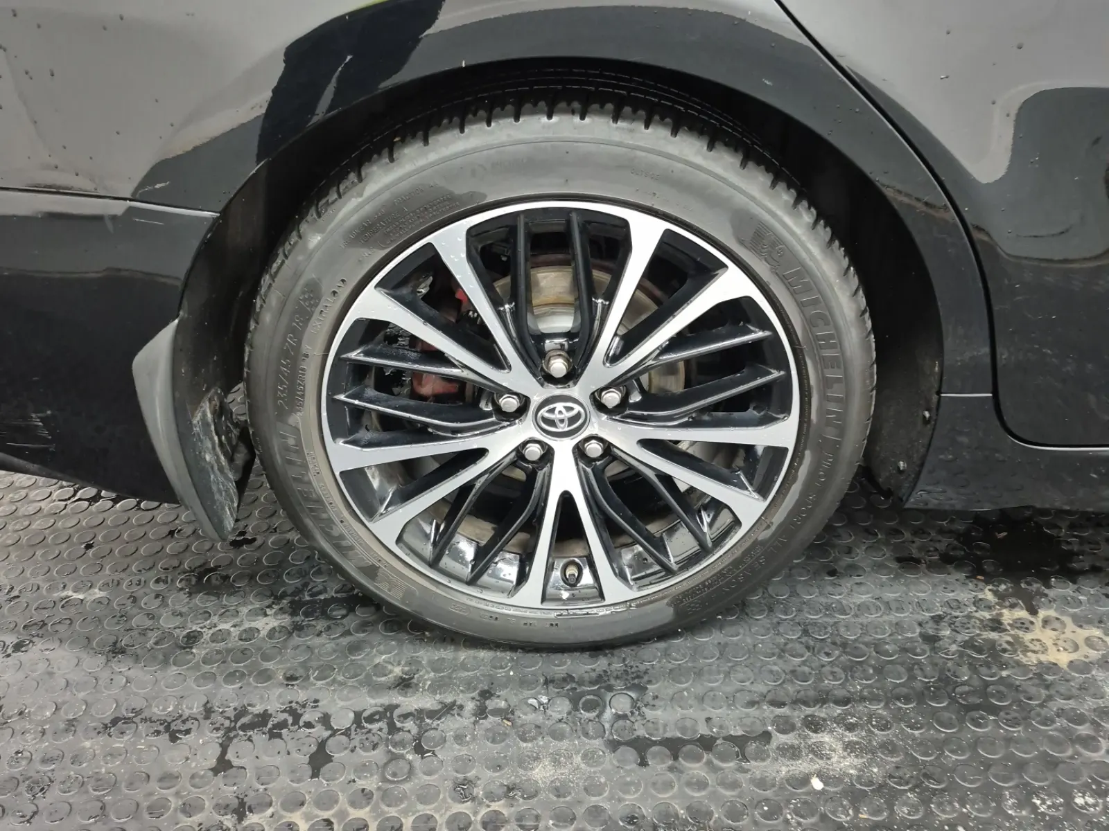 Right Rear Wheel/Tire Photo
