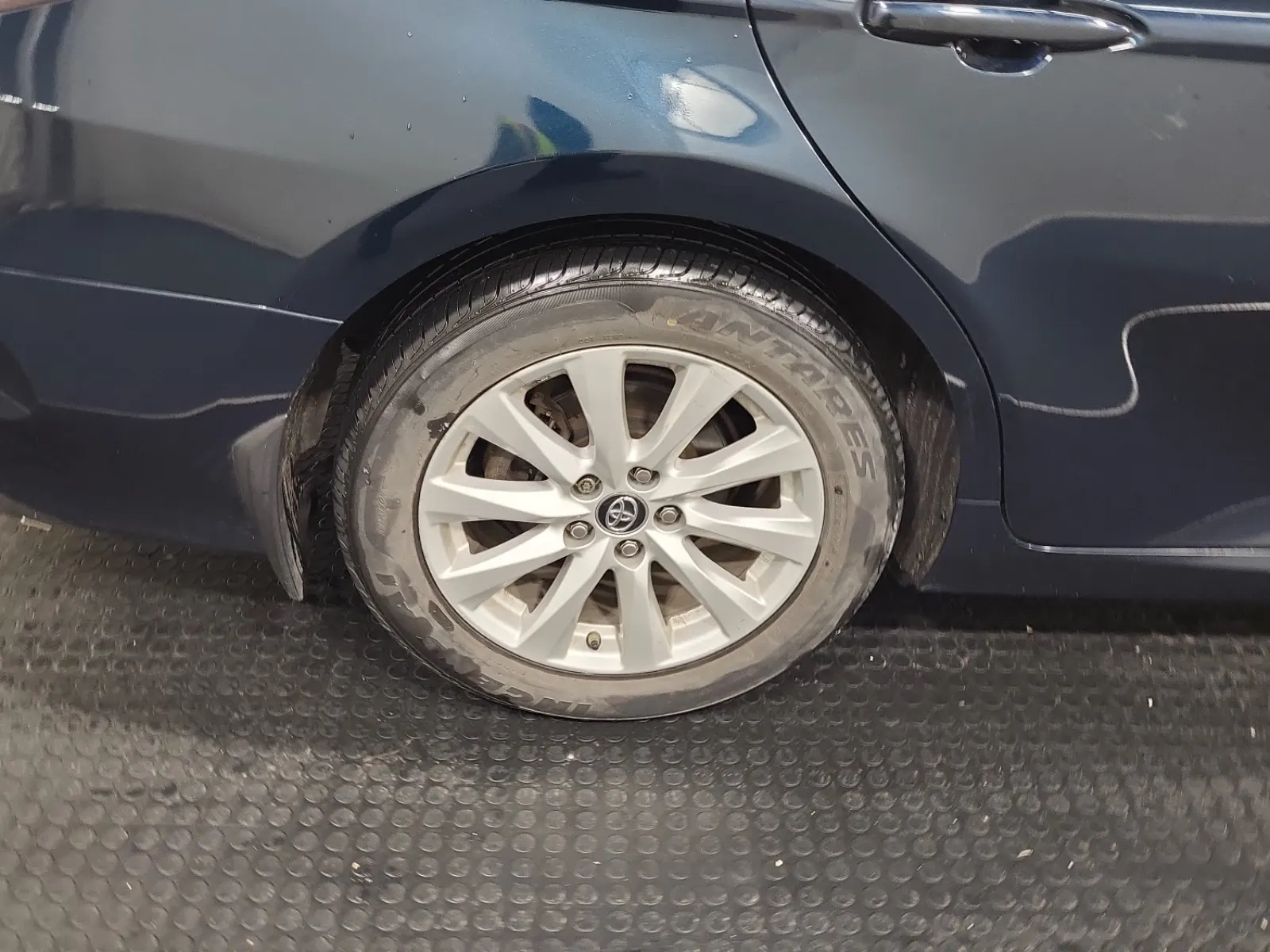 Right Rear Wheel/Tire Photo
