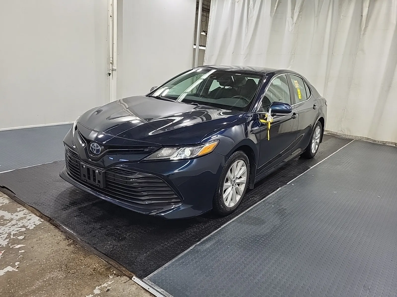Front driver 3/4 photo