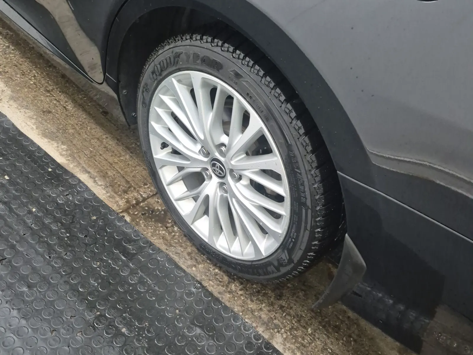Left Rear Wheel/Tire Photo