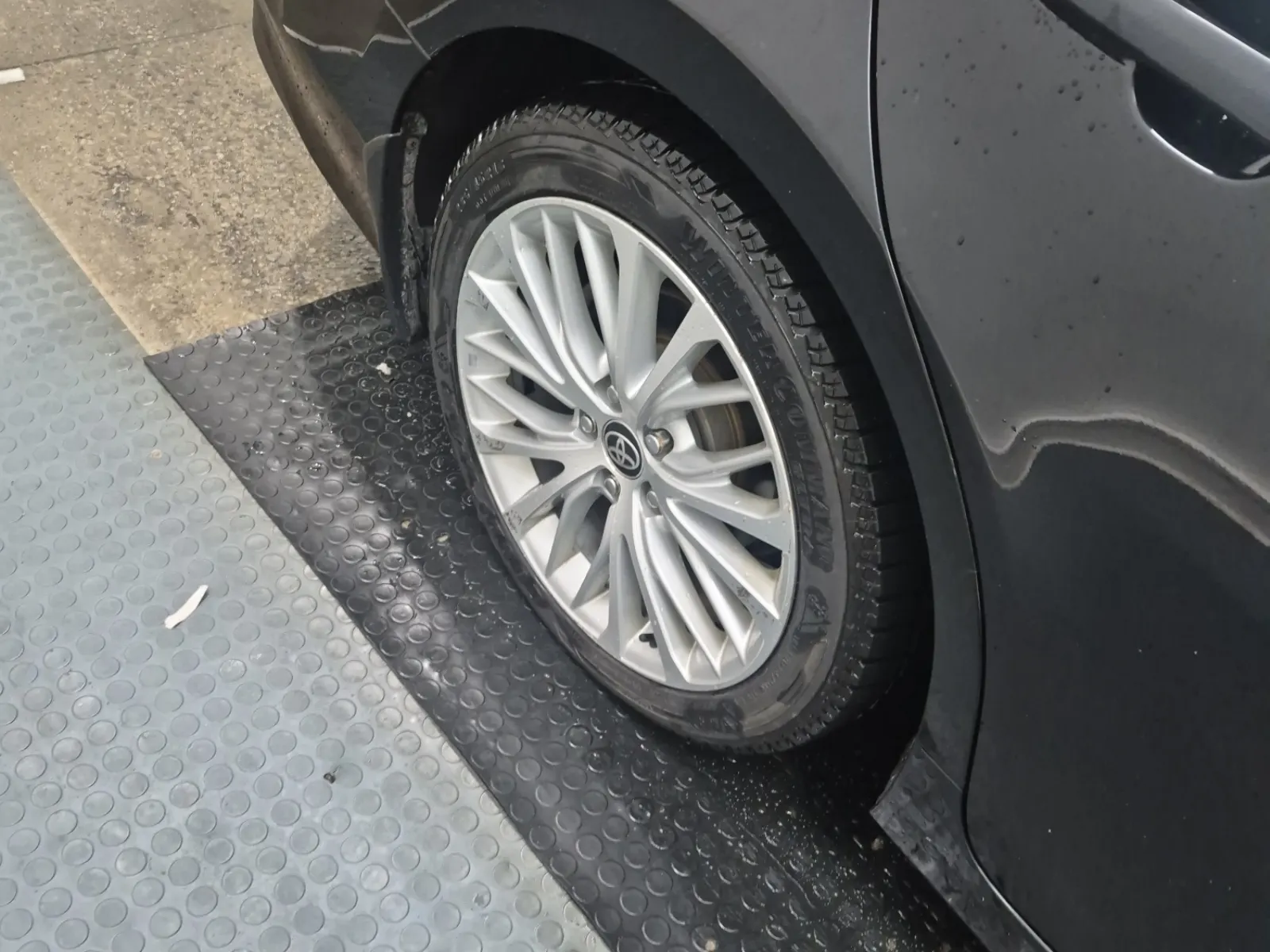 Right Rear Wheel/Tire Photo