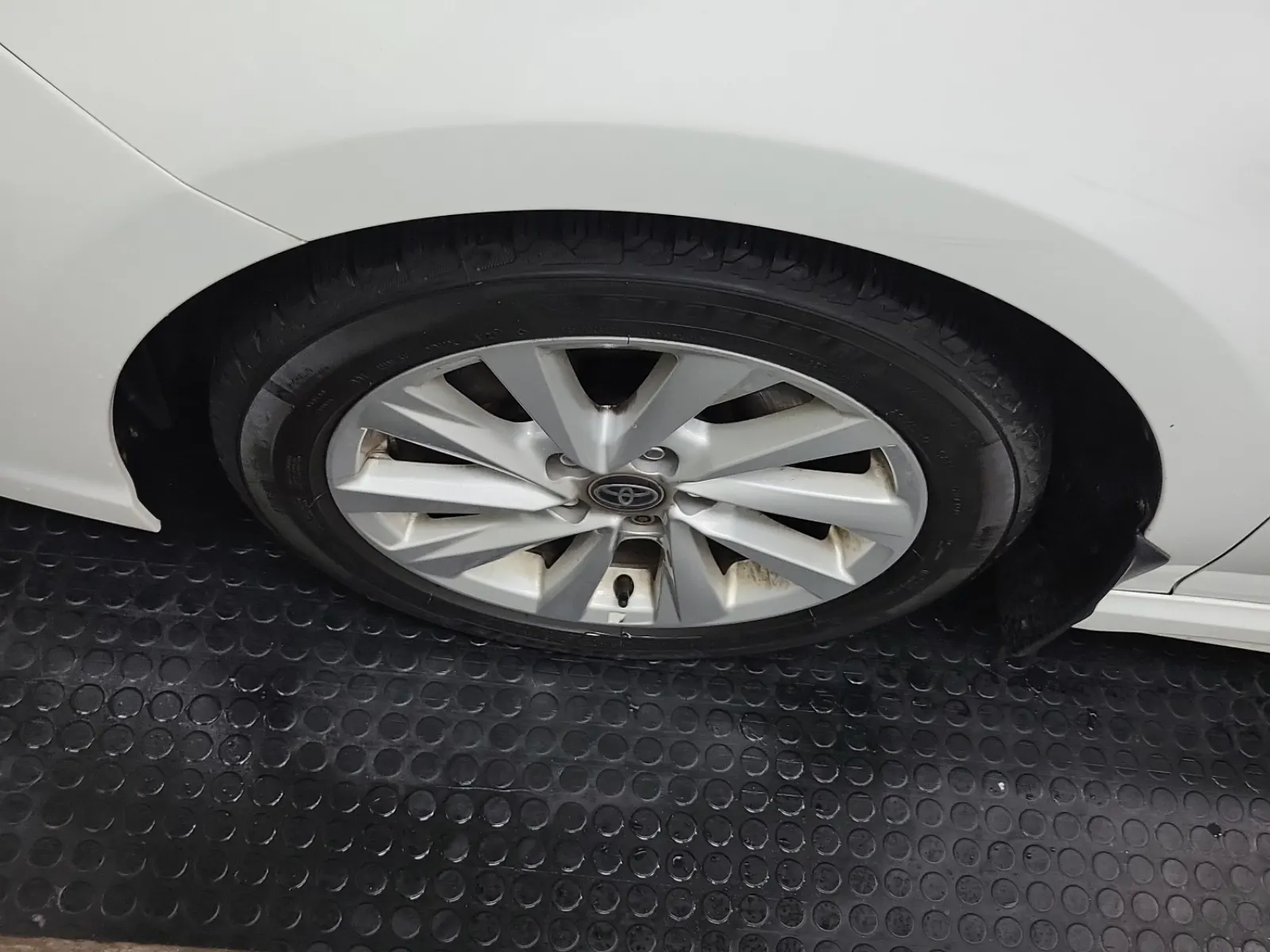 Front driver wheel/tire photo