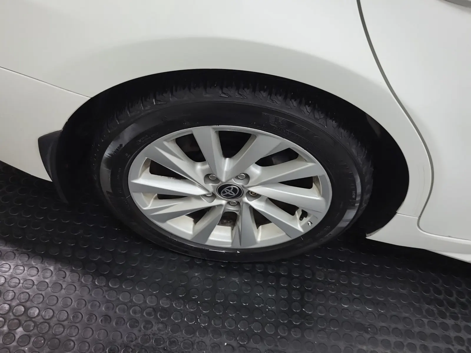 Right Rear Wheel/Tire Photo