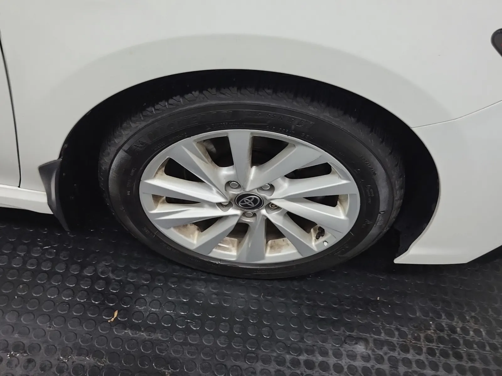 Right Front Wheel/Tire Photo
