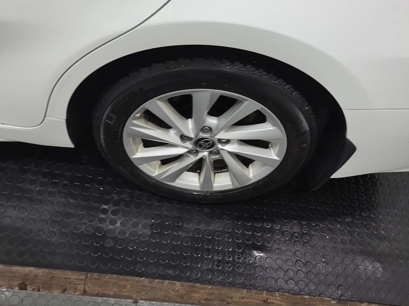 Left Rear Wheel/Tire Photo