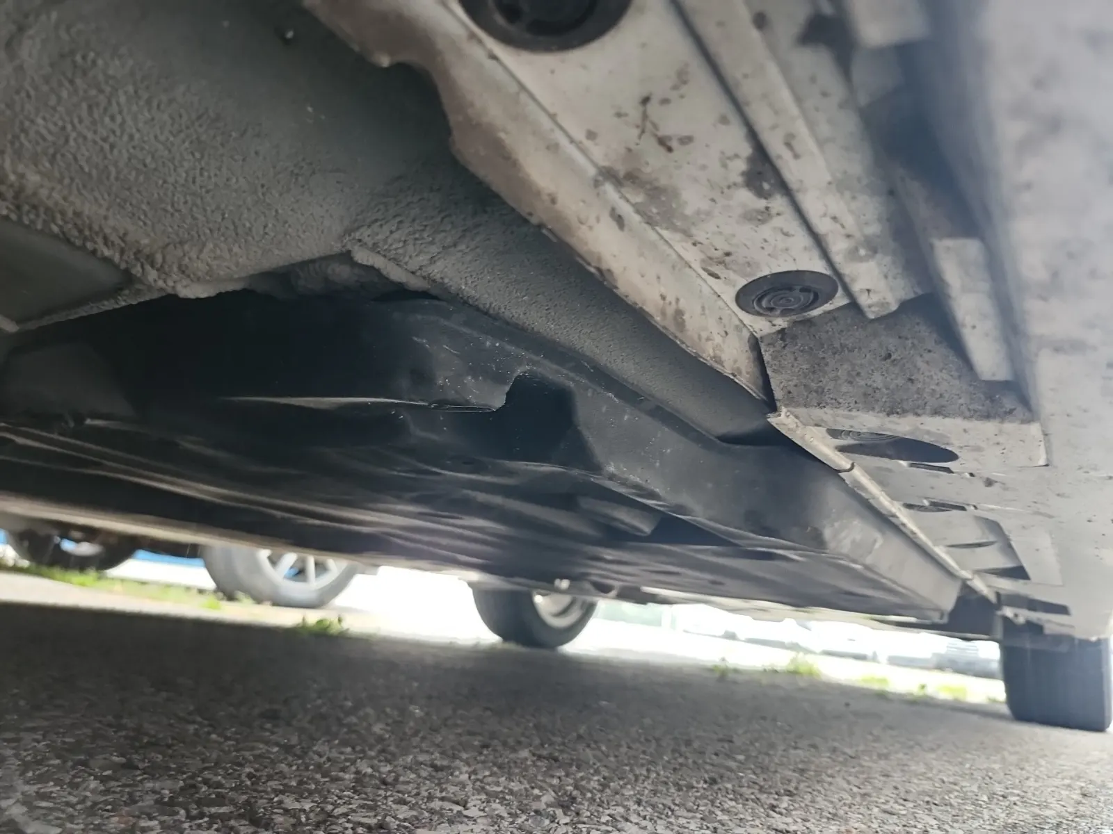Undercarriage - Driver Photo