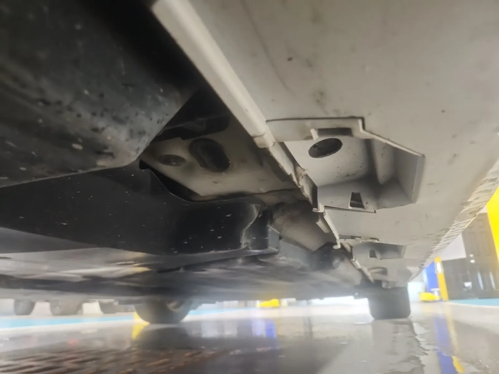 Undercarriage - Passenger Photo
