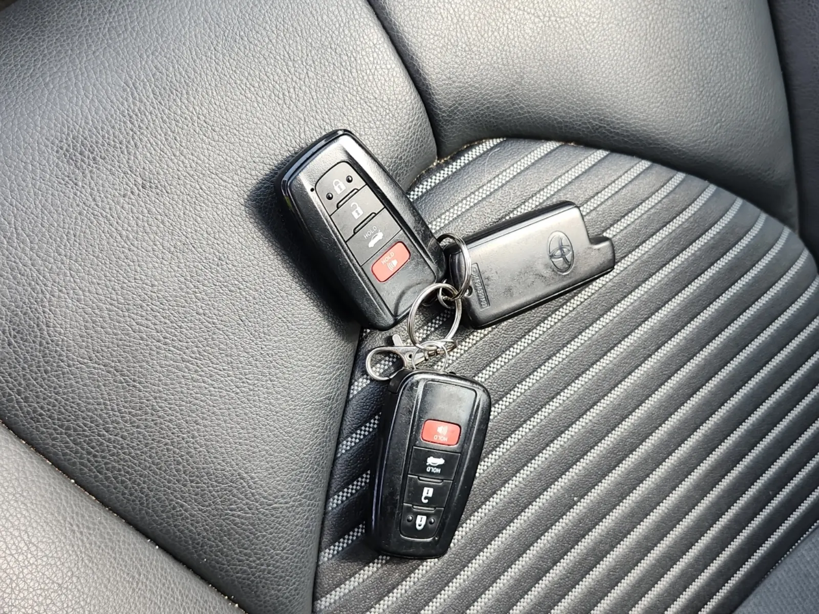 Keys/Fobs/Manual Photo
