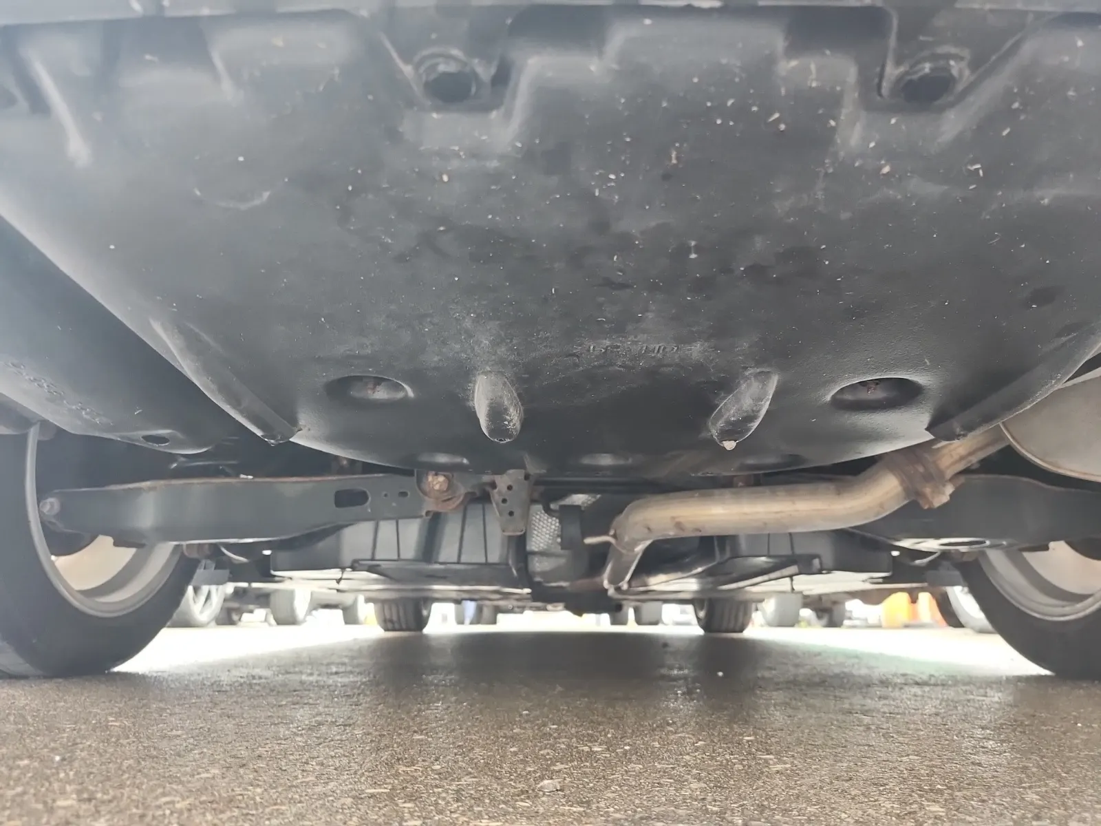 Undercarriage - Rear Photo