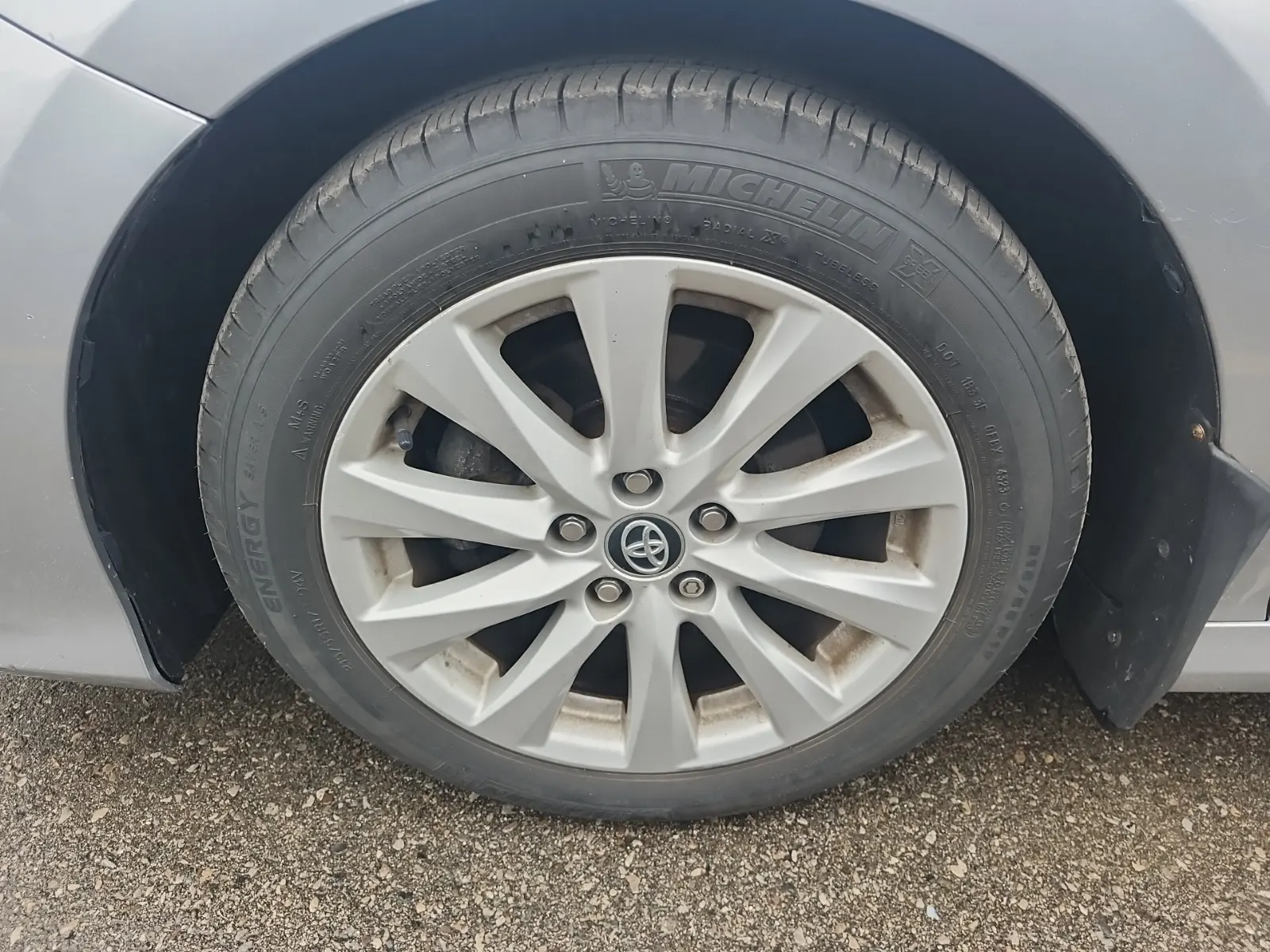 Front driver wheel/tire photo