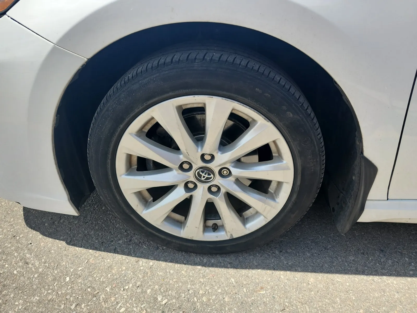 Front driver wheel/tire photo