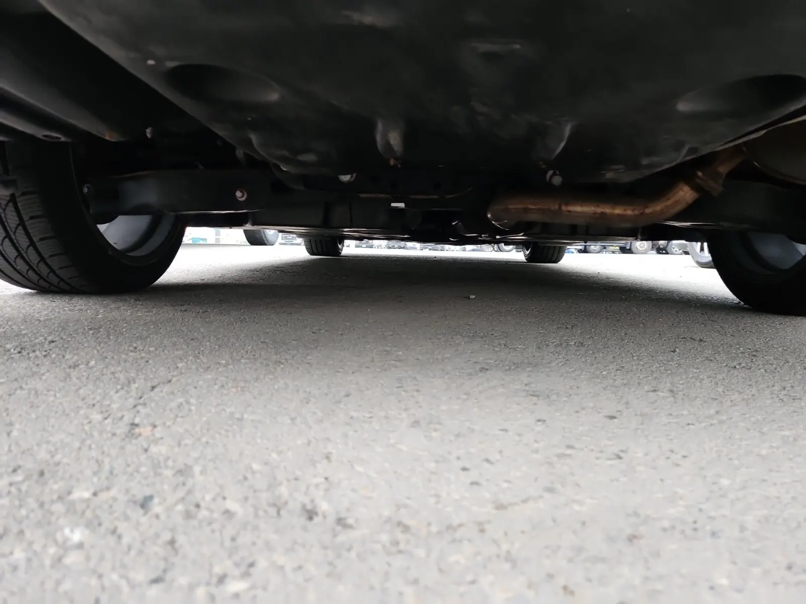 Undercarriage - Rear Photo