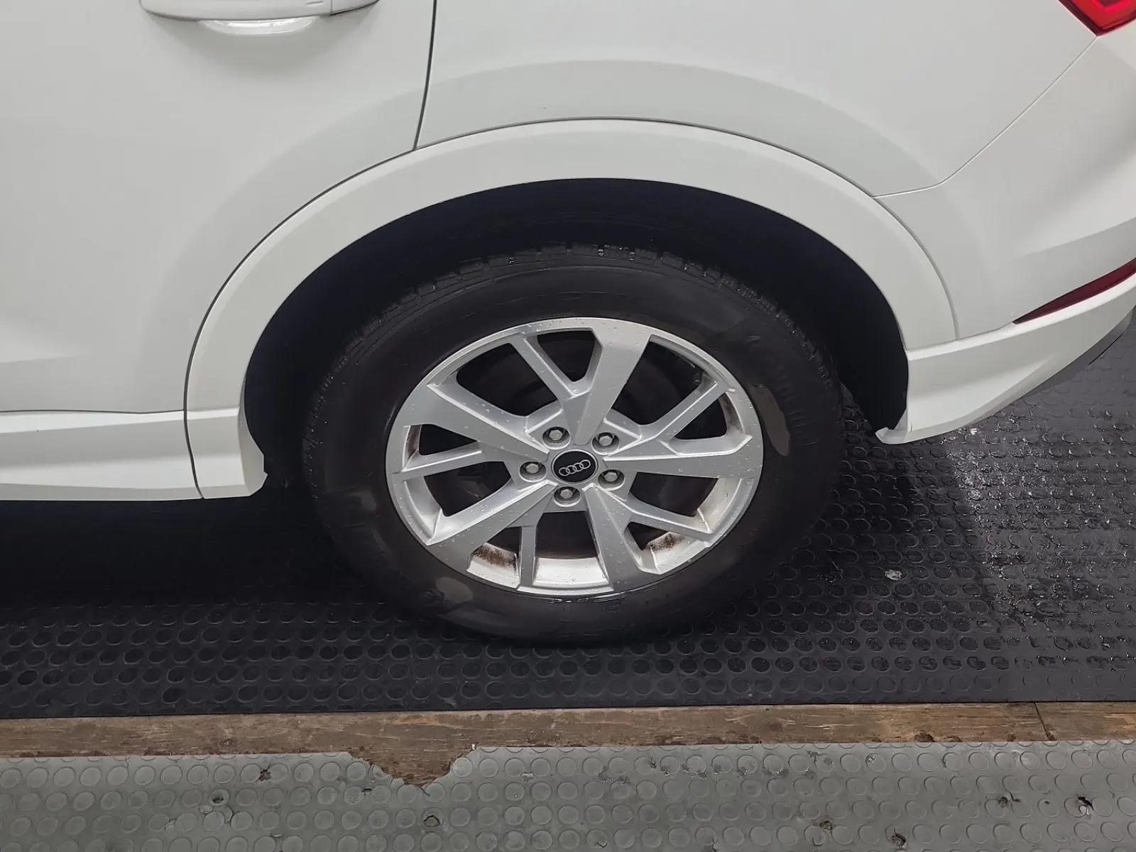 Left Rear Wheel/Tire Photo