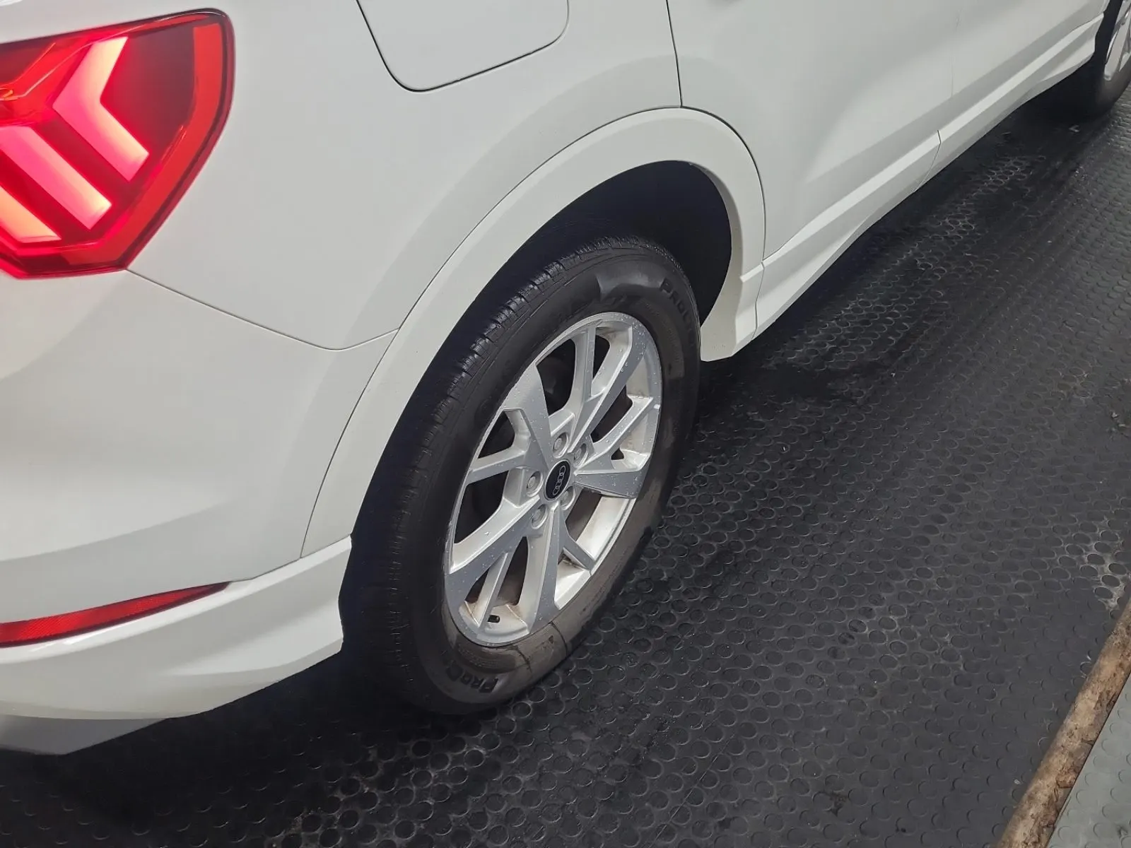 Right Rear Wheel/Tire Photo