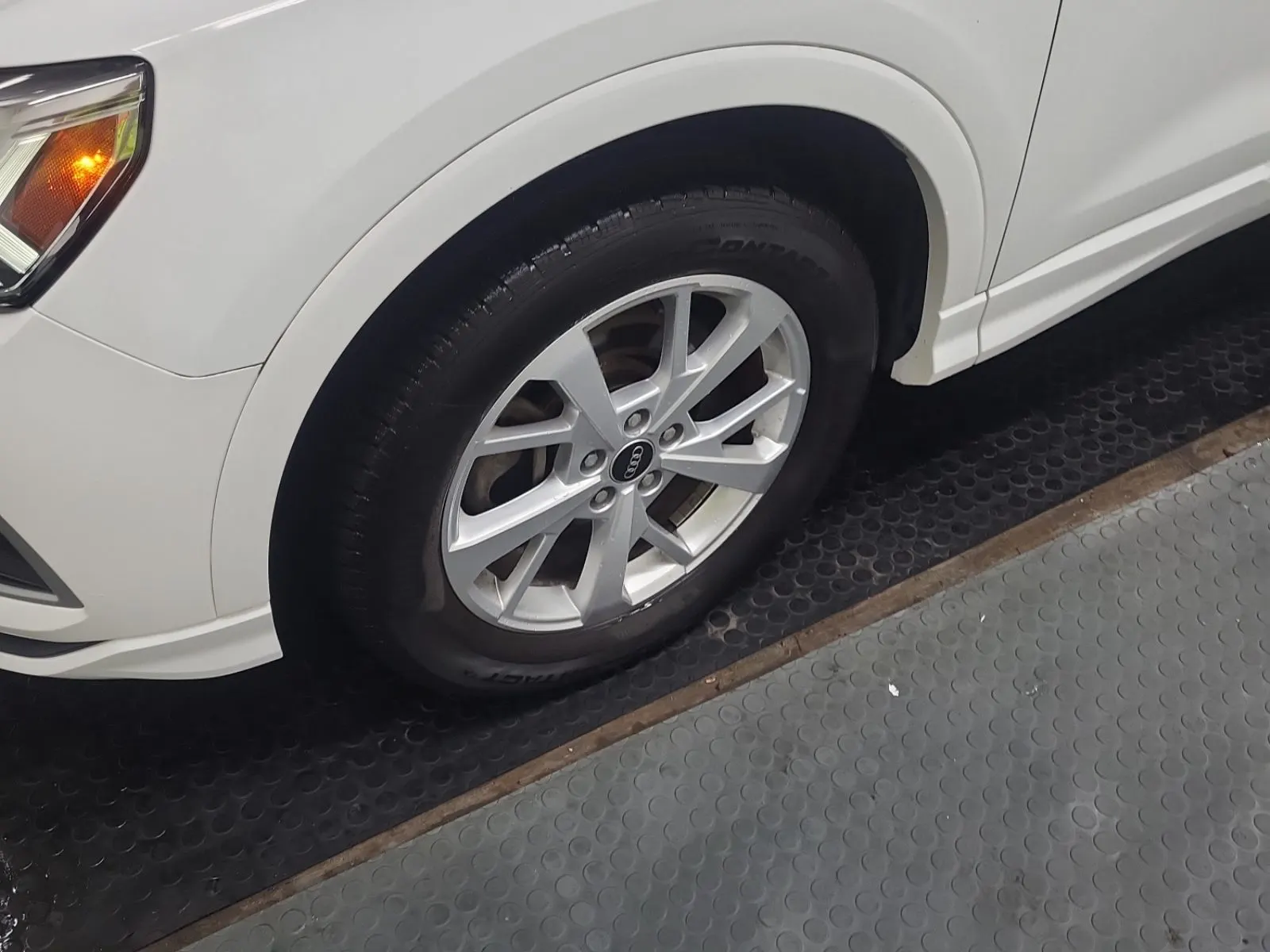 Front driver wheel/tire photo