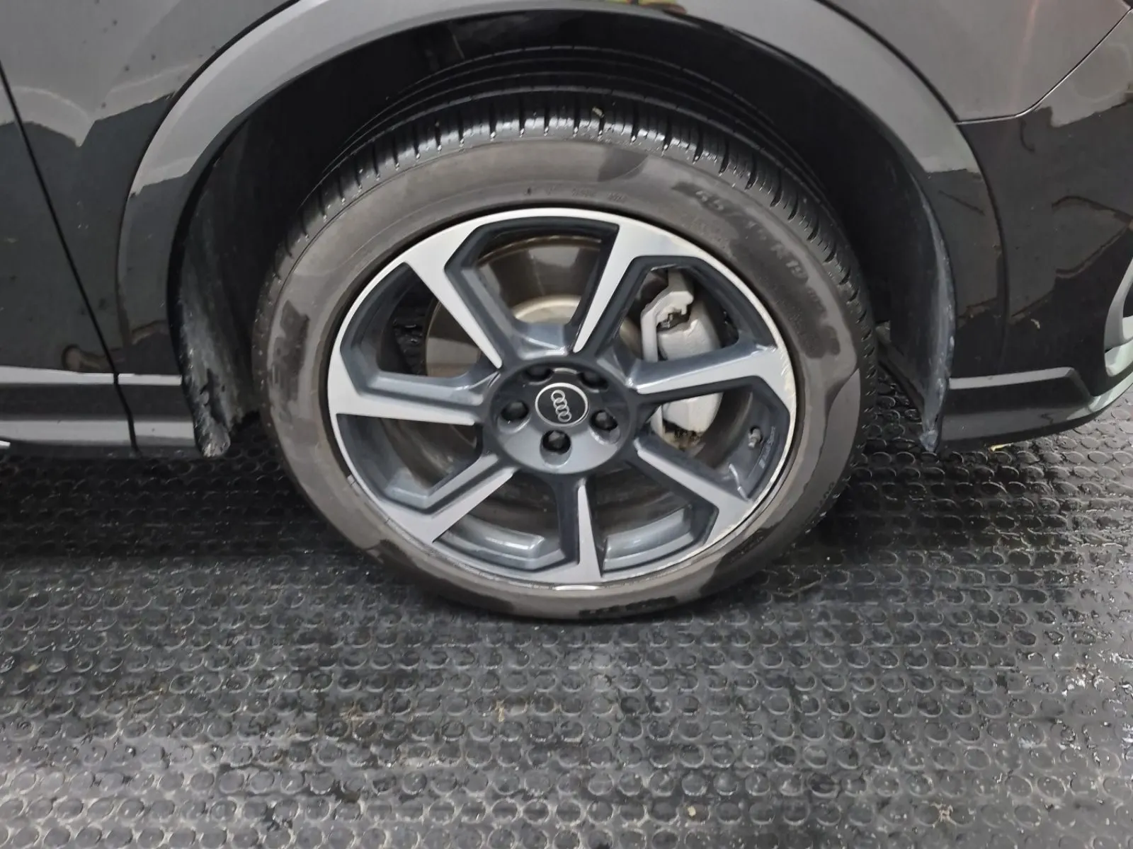 Right Front Wheel/Tire Photo