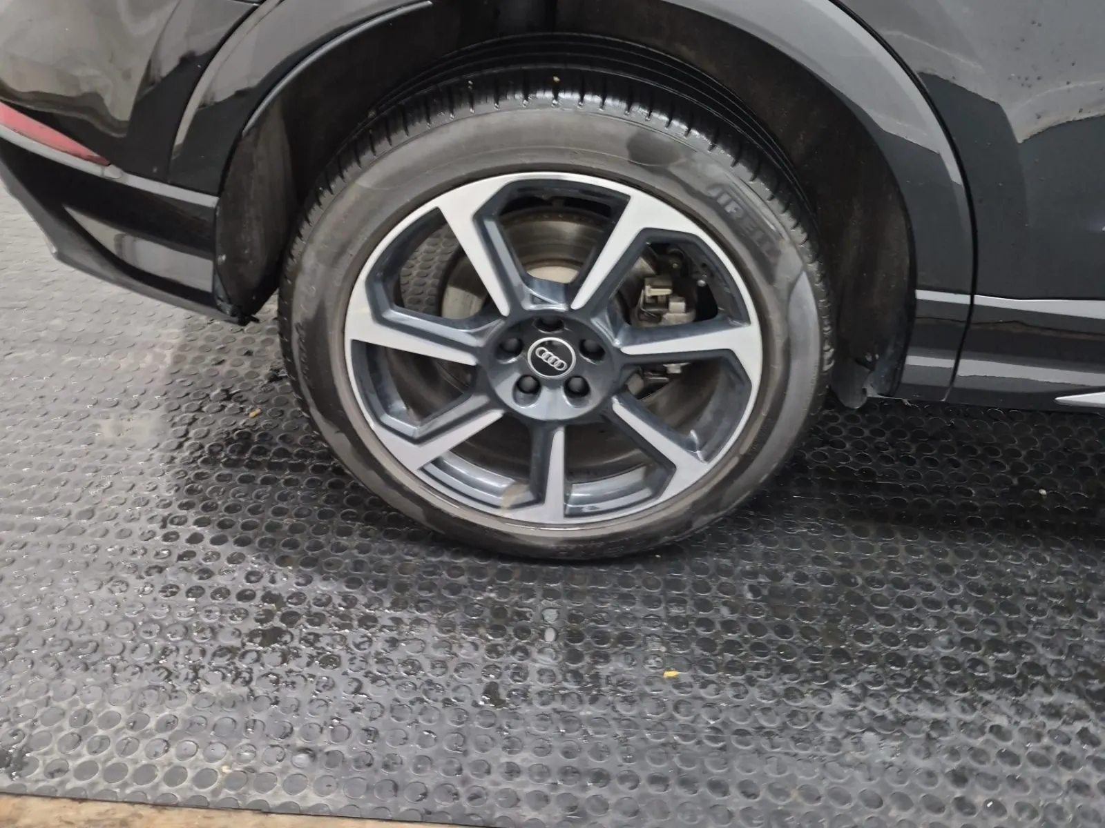 Right Rear Wheel/Tire Photo