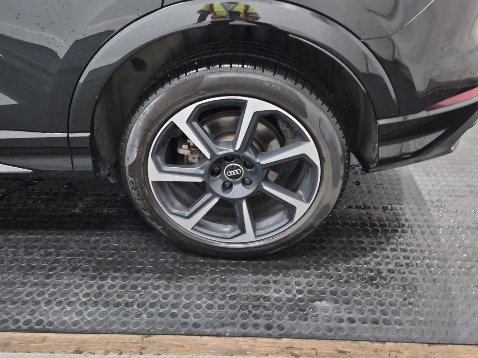 Left Rear Wheel/Tire Photo