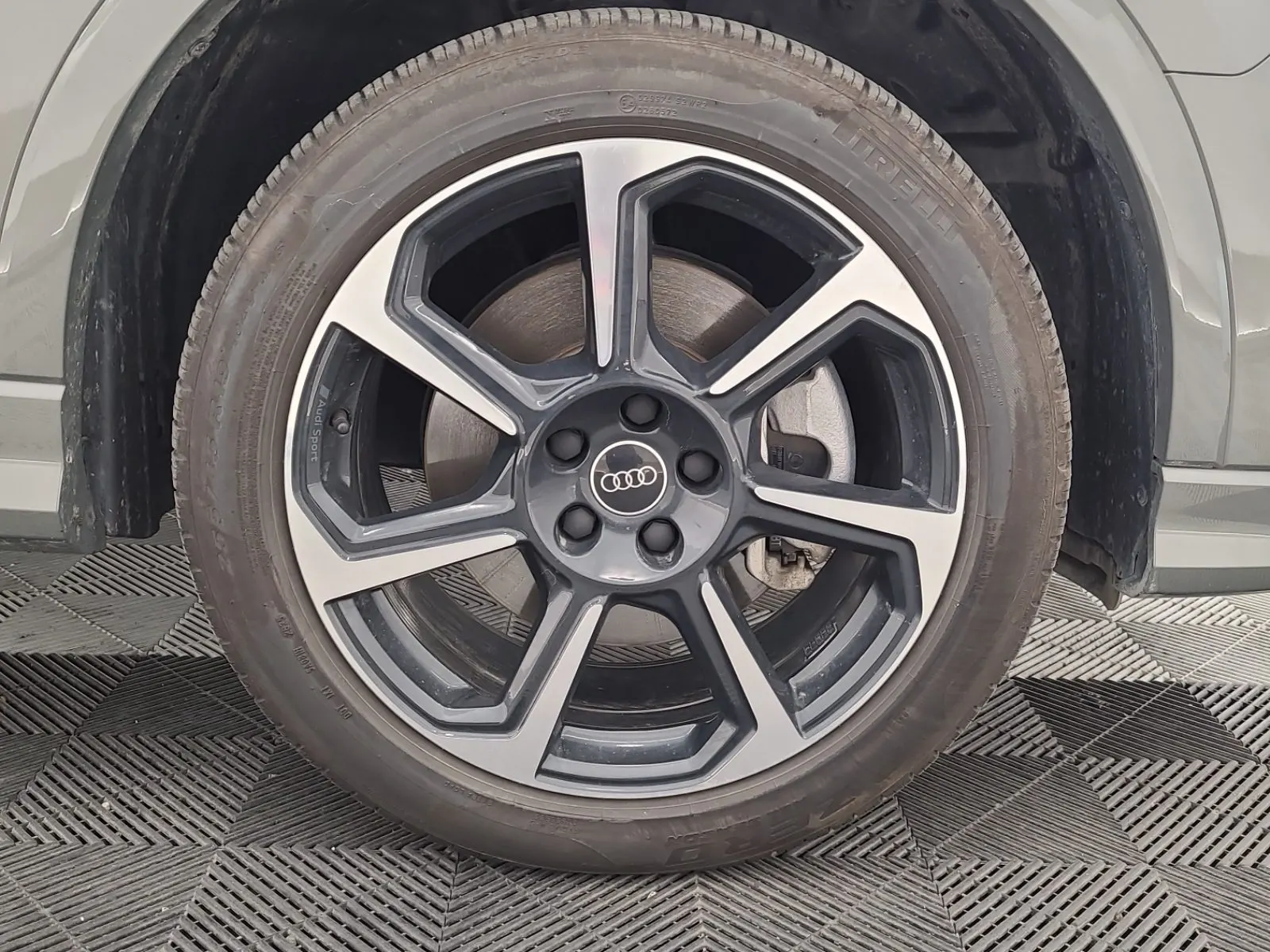 Right Front Wheel/Tire Photo
