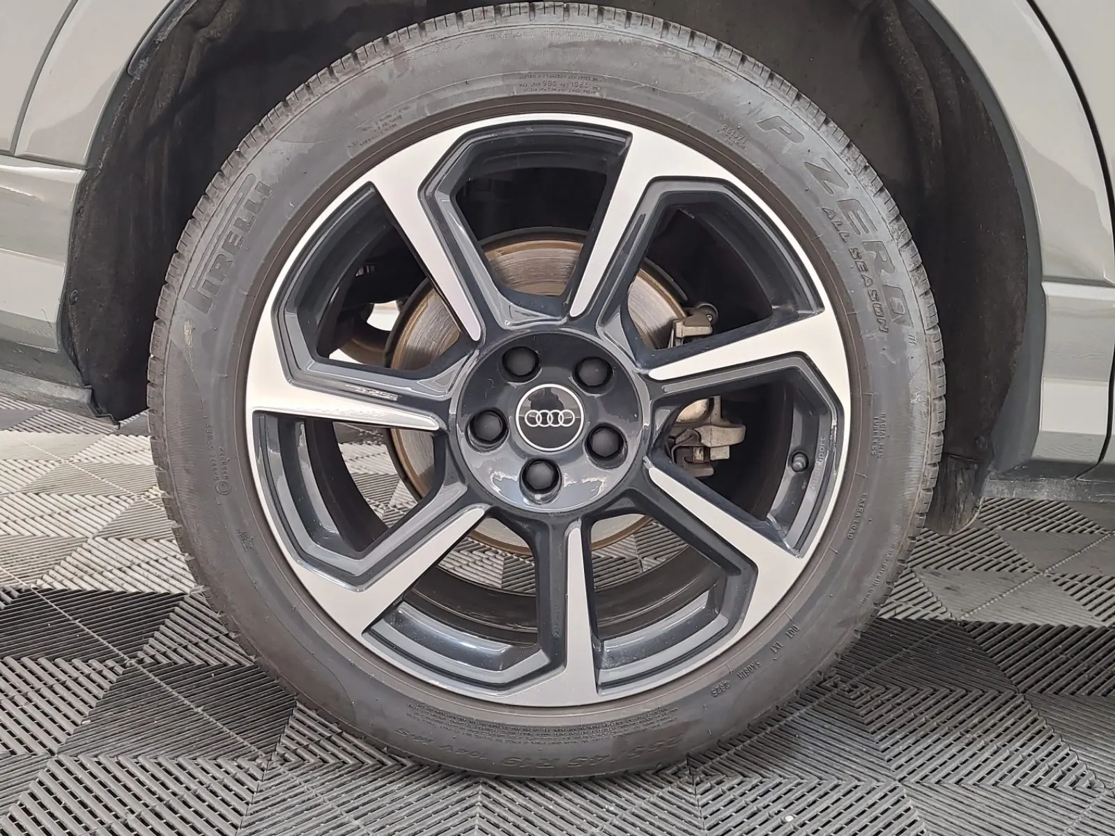 Right Rear Wheel/Tire Photo