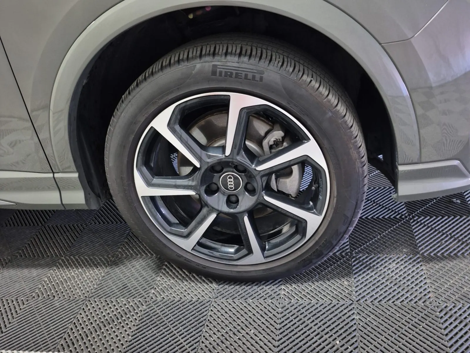 Right Front Wheel/Tire Photo