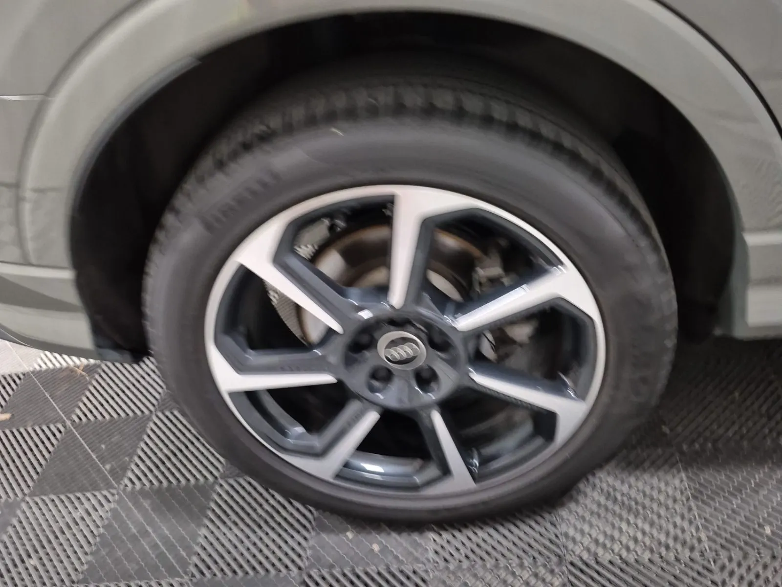 Right Rear Wheel/Tire Photo