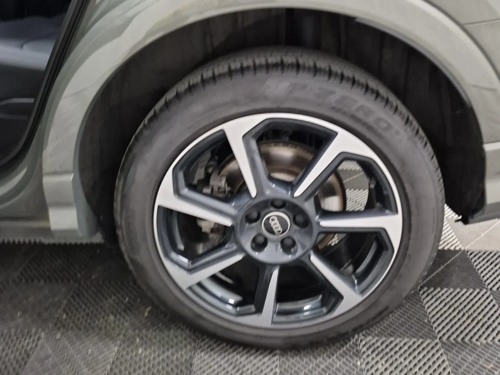 Left Rear Wheel/Tire Photo