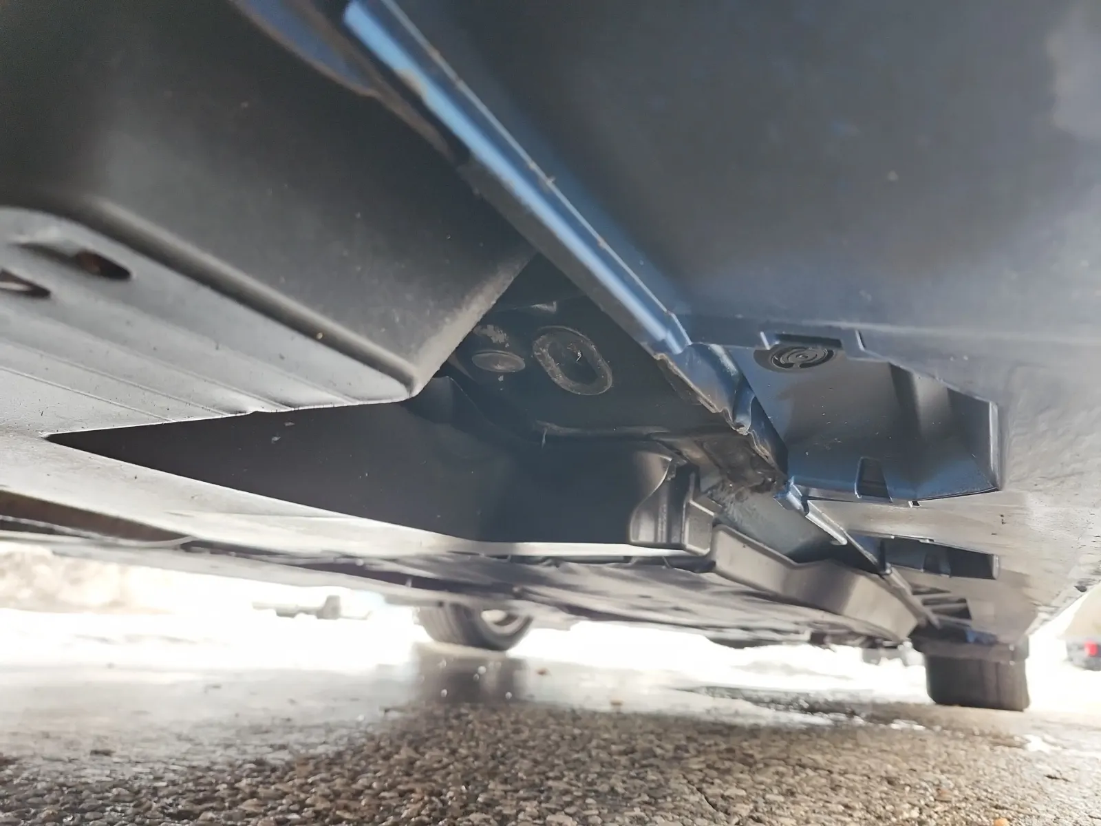 Undercarriage - Passenger Photo