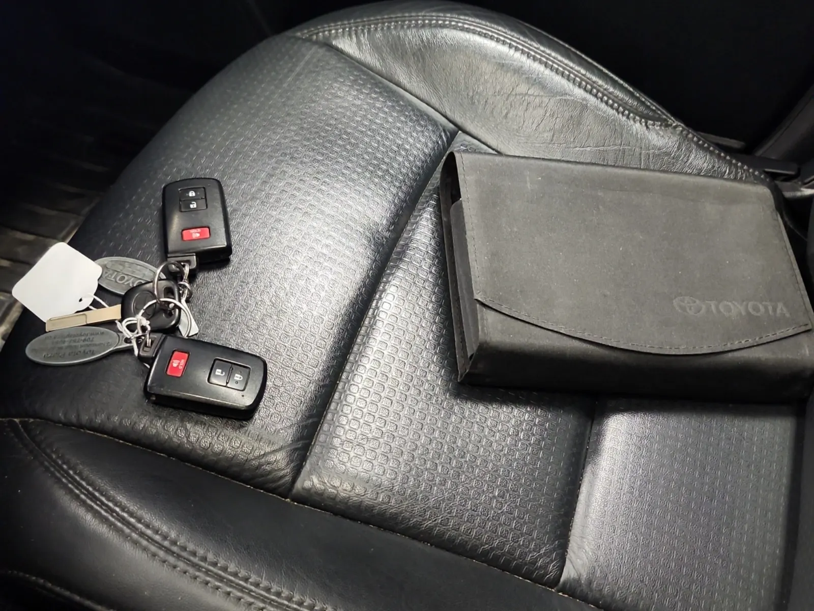 Keys/Fobs/Manual Photo
