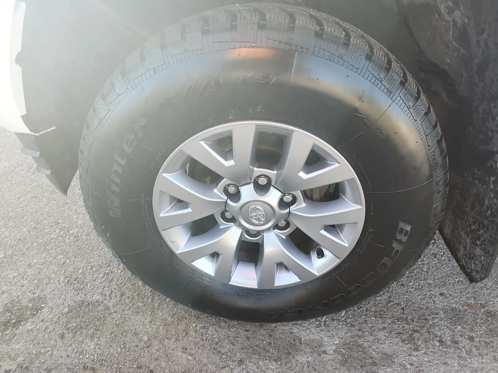 Front driver wheel/tire photo