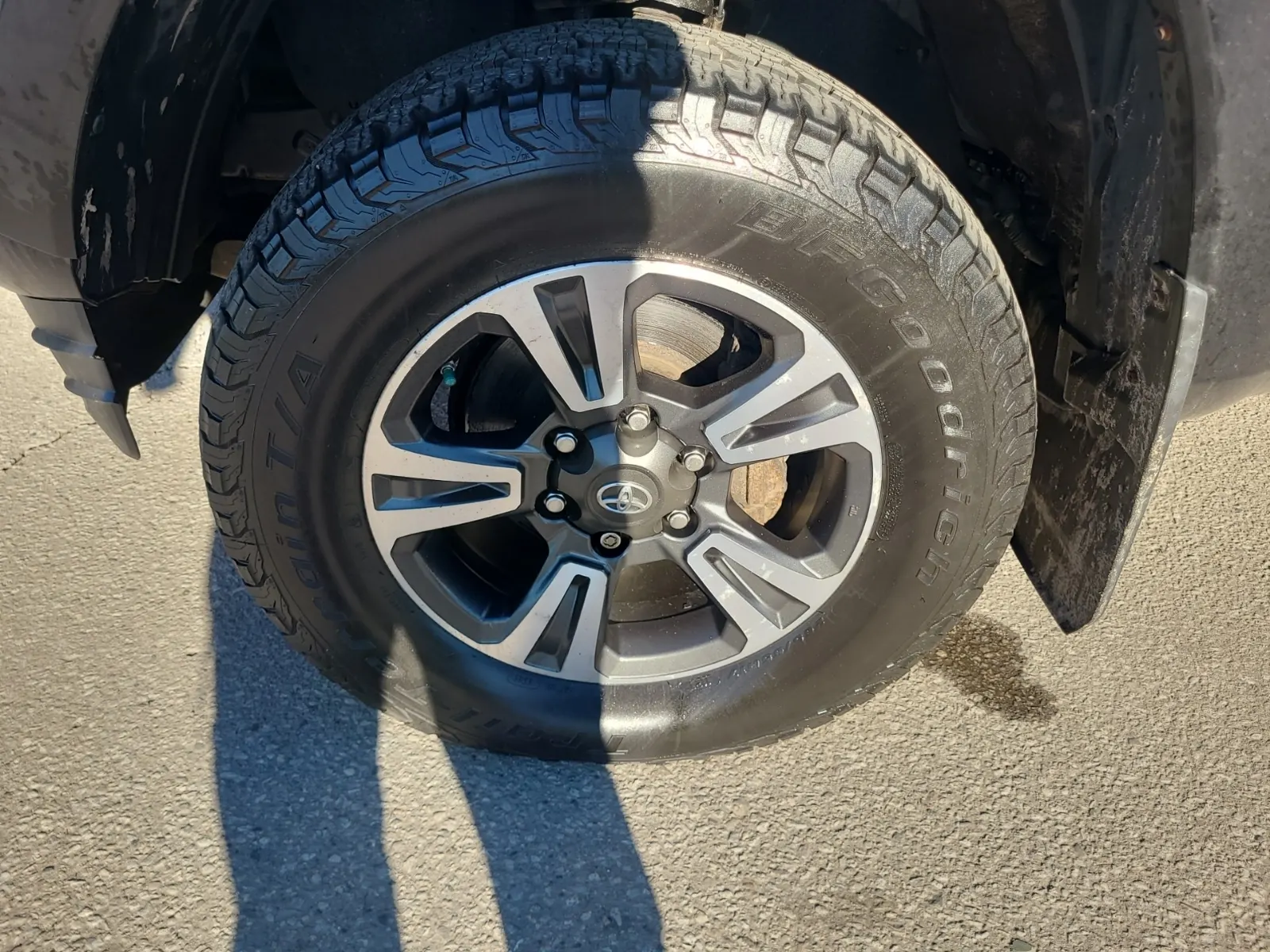 Front driver wheel/tire photo