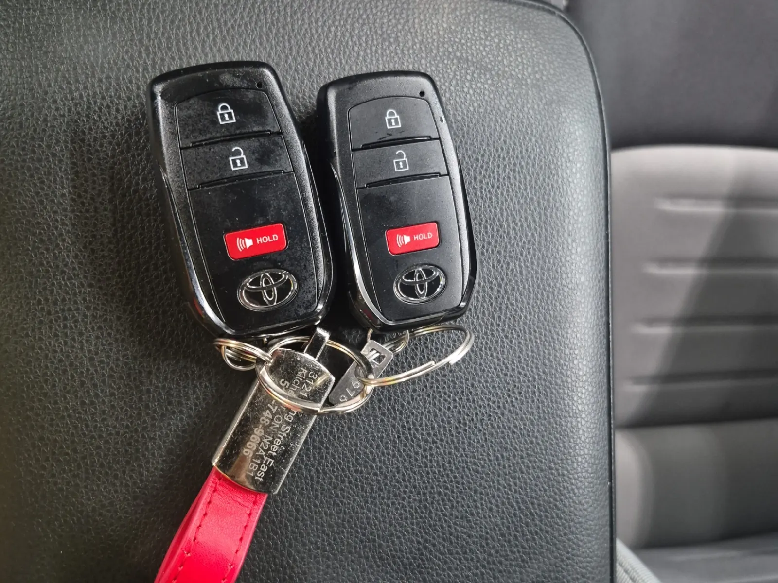 Keys/Fobs/Manual Photo