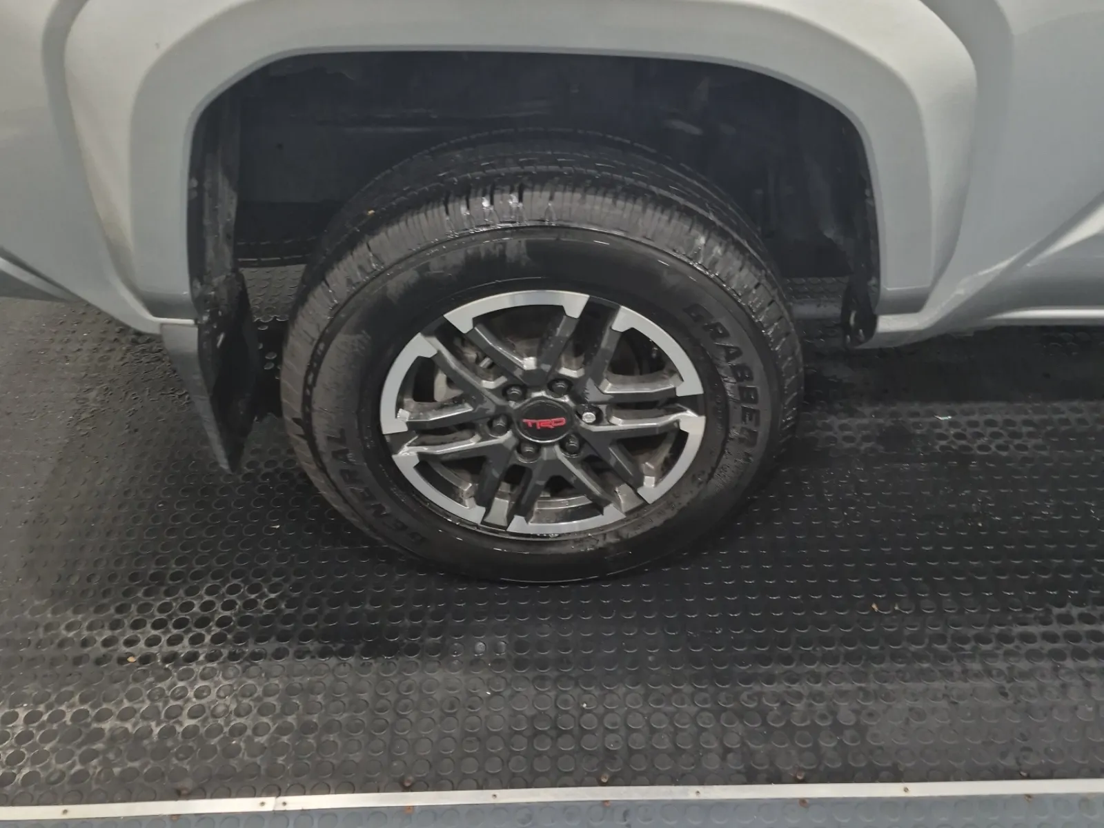 Right Rear Wheel/Tire Photo