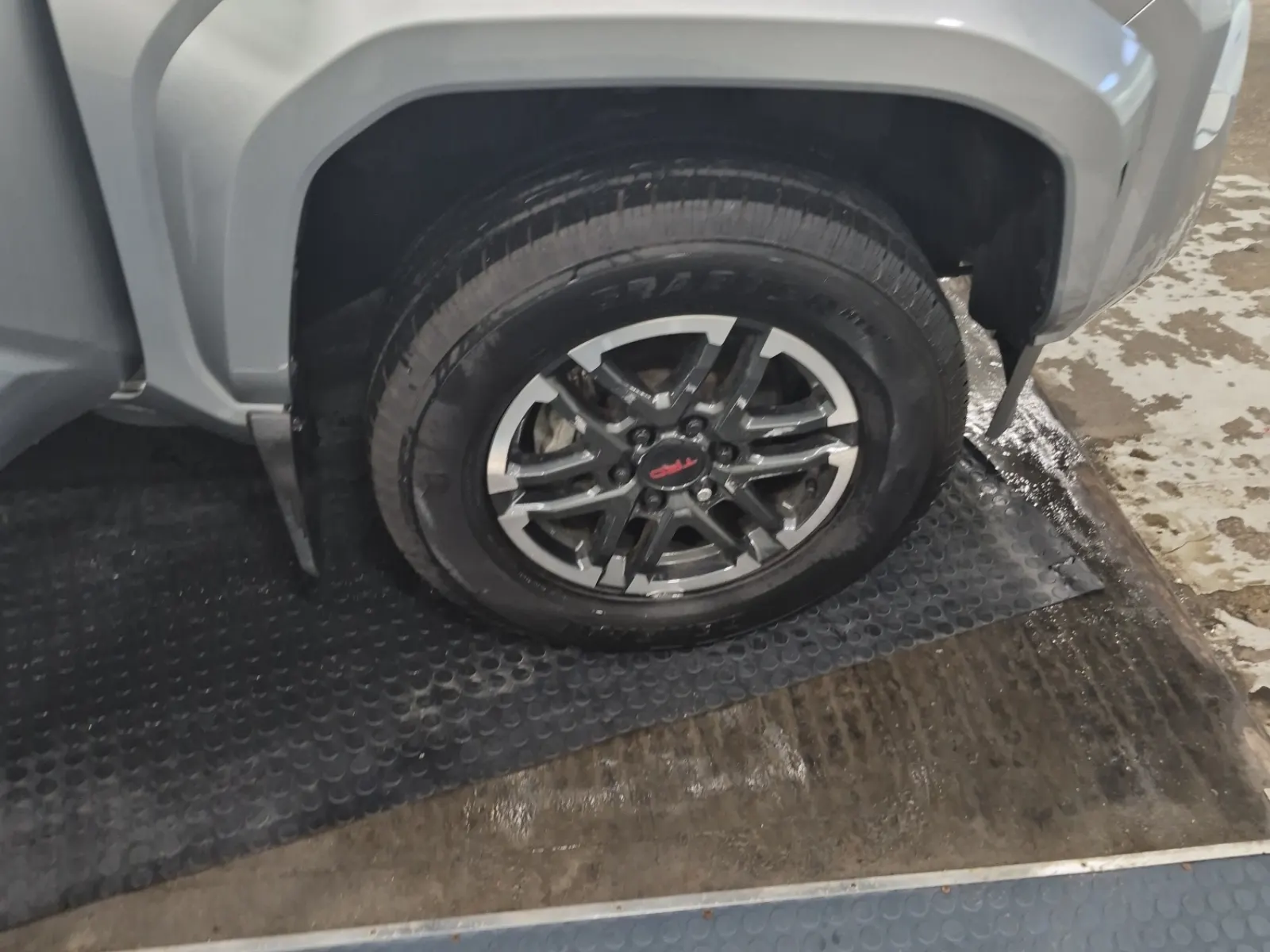Right Front Wheel/Tire Photo