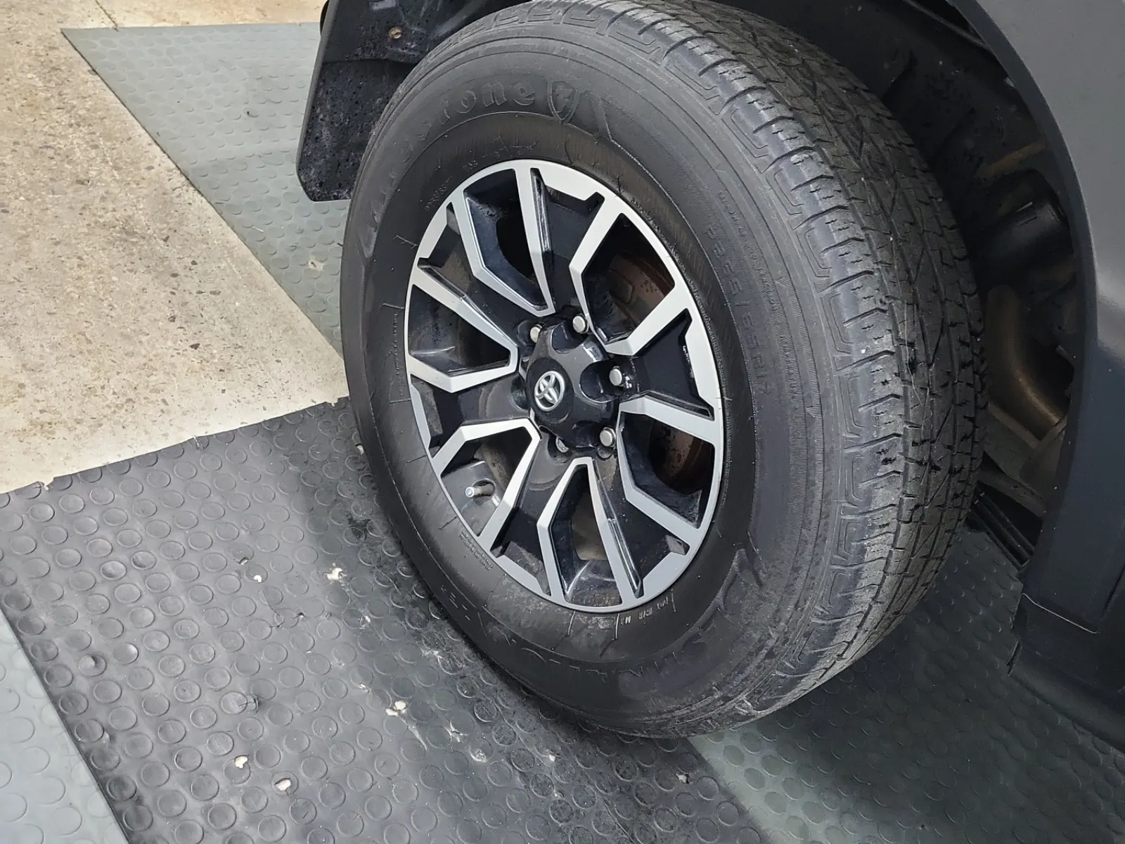 Right Rear Wheel/Tire Photo
